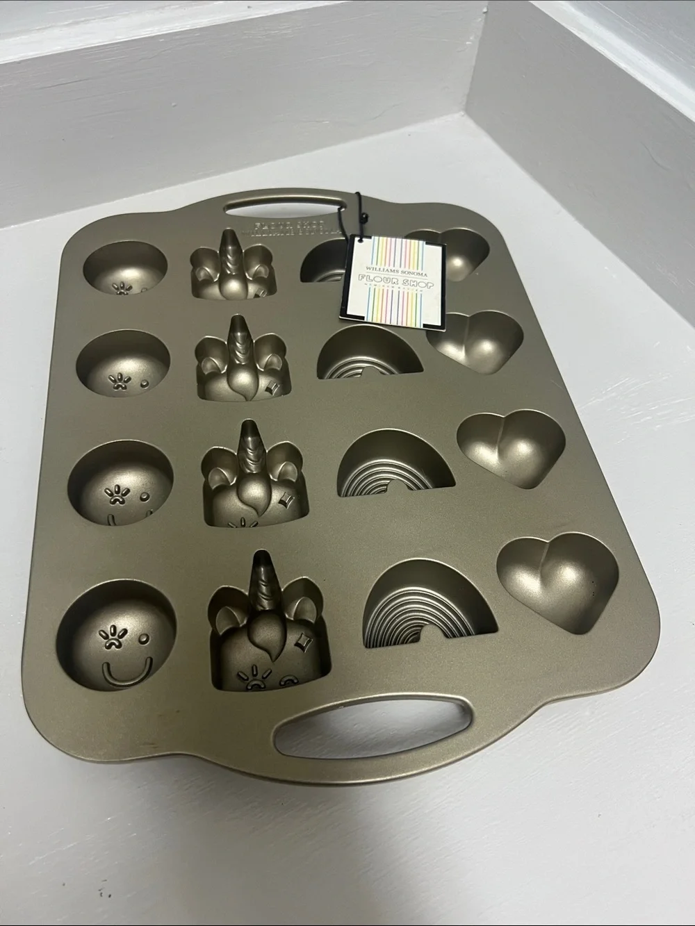 New William Sonoma unicorns, 🦄 rainbow 🌈 heart 💜 smiley face 😊 baking mold pan